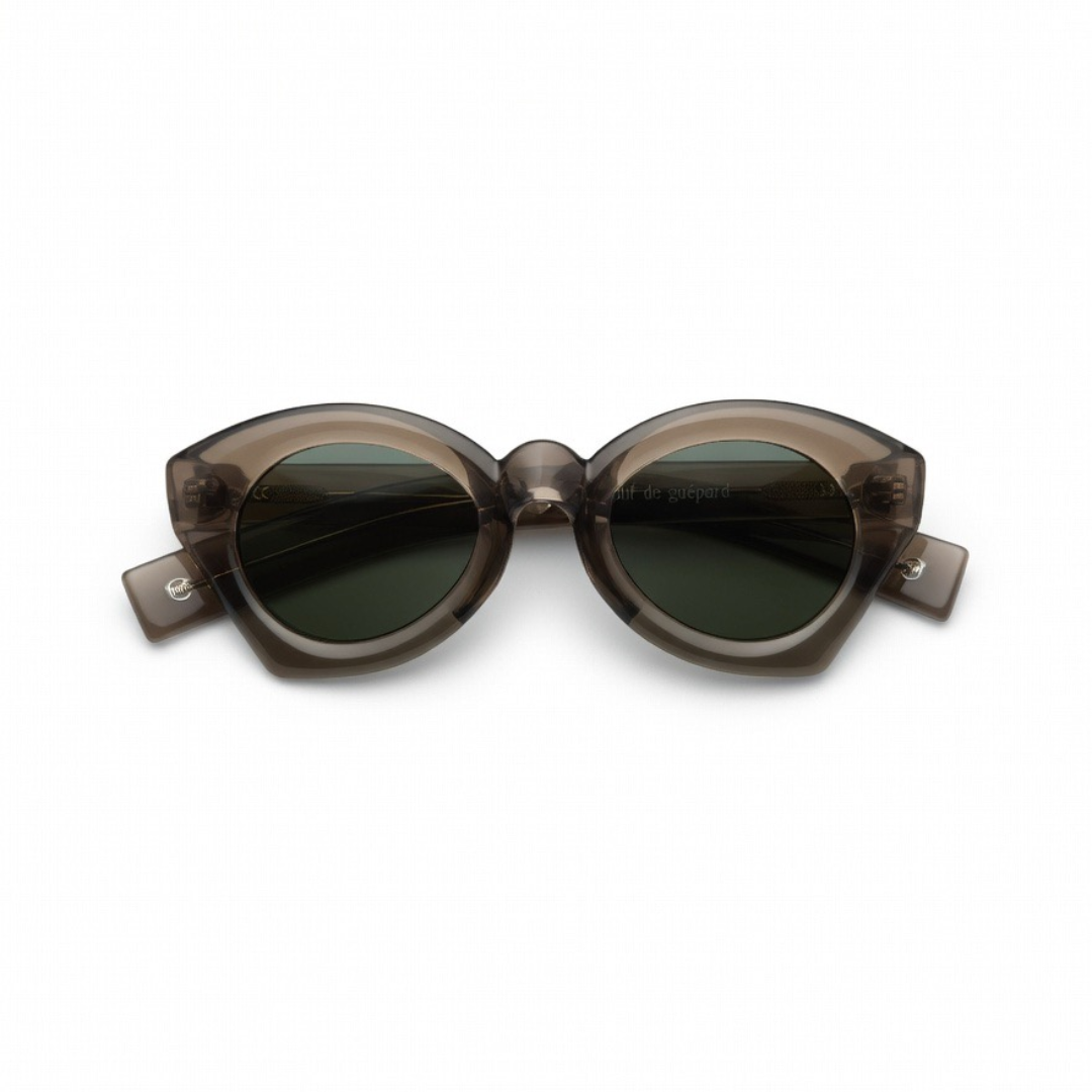 Guepard Guépard Sunglasses GP-M2 with sleek frame and tinted lenses, stylish accessories for sun protection and fashion.