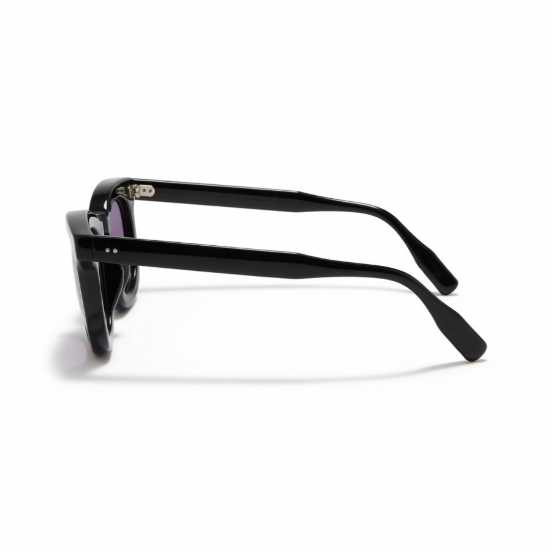 Guépard GP-17 accessories with black frame and purple lenses, showcasing sleek design and vibrant lens color.