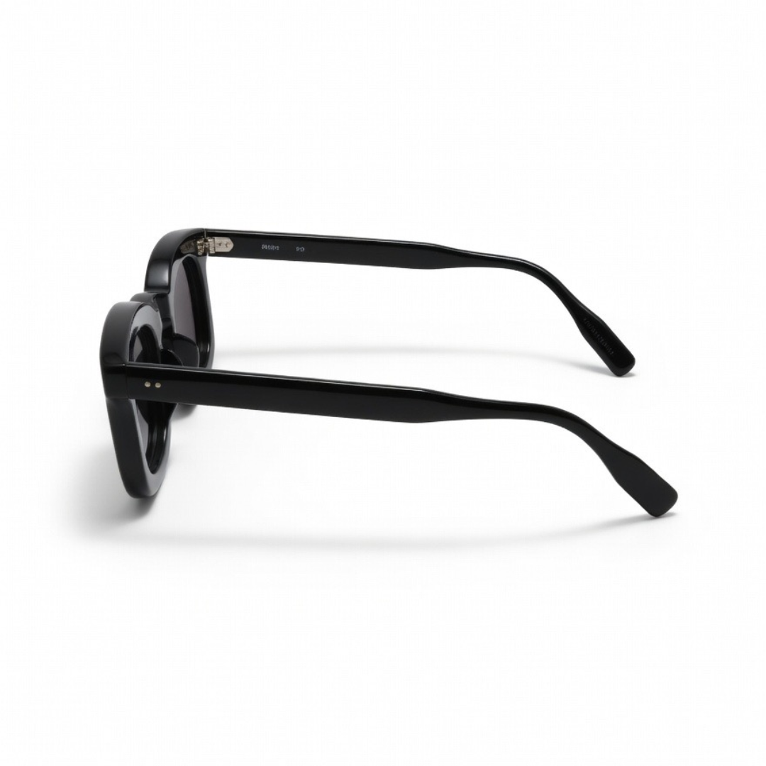 Guepard Guépard GP-17 accessory with black frame and dark green lens, designed for stylish eye protection or enhancement.