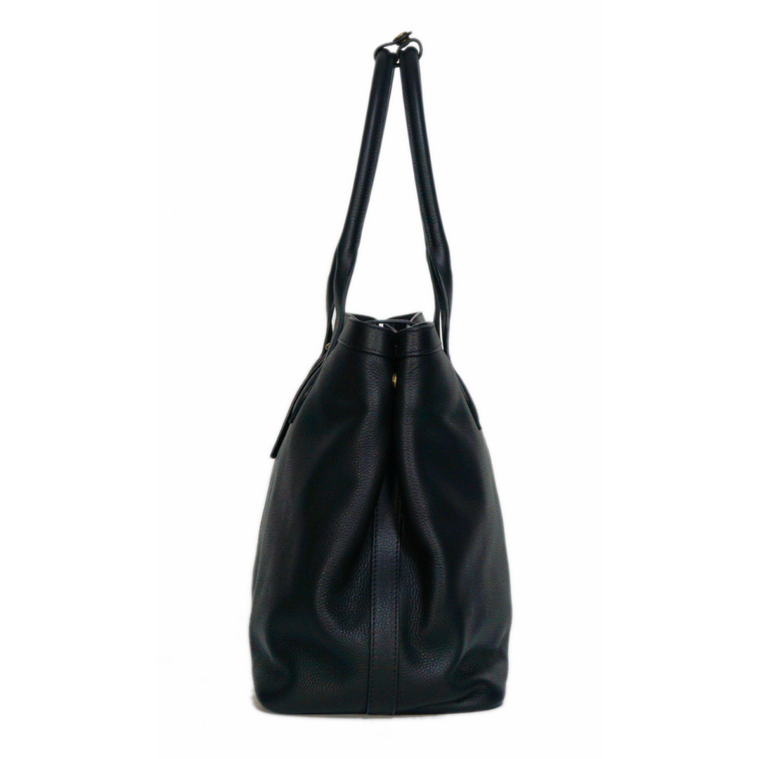 Black leather Adam’s Peach 050 Tote bag with sleek design and sturdy handles, showcasing a stylish accessory for everyday use.