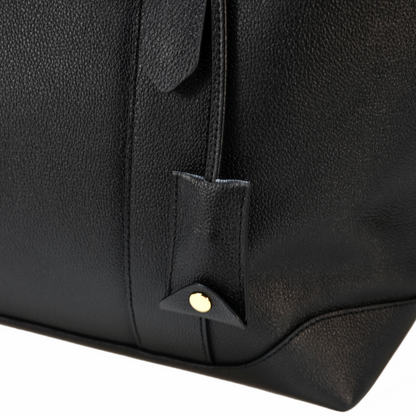 Black leather Adam’s Peach 055 tote bag with sleek design and sturdy handles, showcasing a stylish accessory for everyday use.