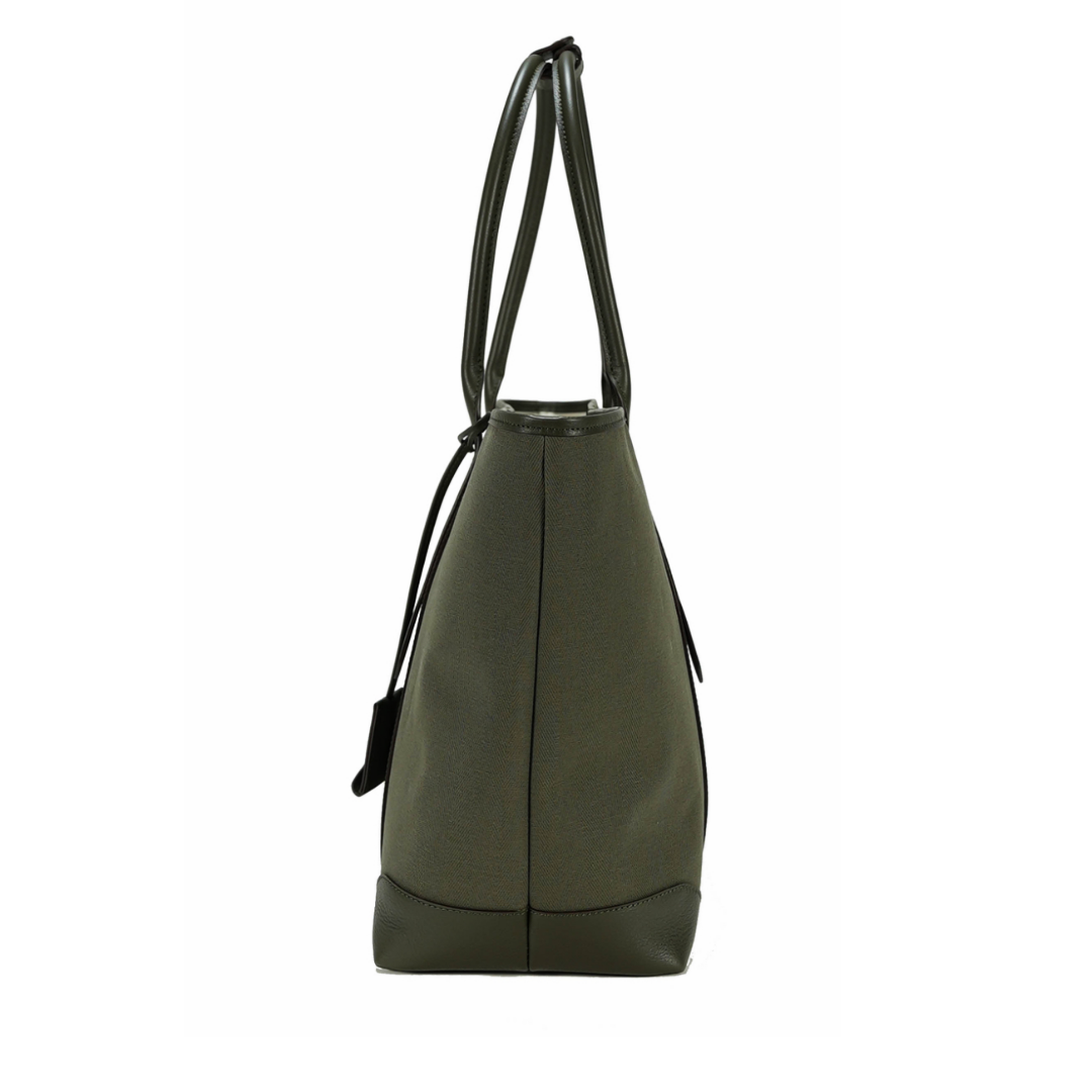 Adam’s Peach 055 Tote in khaki canvas, showing a spacious accessories bag with sturdy handles and minimal design.